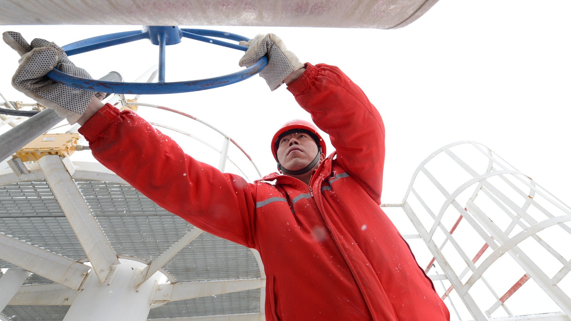 oil-workers-2530675_1920