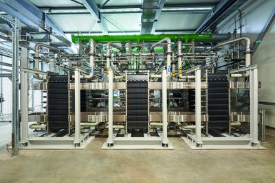 elektrolyseur-gas-h2de_swen_gottschall_cmyk Elektrolyseure nehmen eine zentrale Rolle beim Übergang zu einem nachhaltigen Energiesystem ein. Denn sie ermöglichen die Produktion von sauberem Wasserstoff, der fossile Brennstoffe in verschiedenen Anwendungen ersetzen soll. Urheber: Swen Gottschall/DIE GAS- UND WASSERSTOFFWIRTSCHAFT