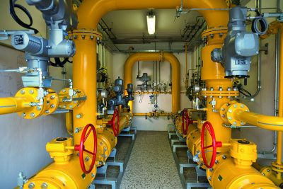wasserstoff-einspeisung-zukunftgas_jost_listemann_cmyk Wasserstoff ist auf dem Vormarsch: So produzieren die Stadt¬wer¬ke Ha߬furt mit ei¬nem Elek¬tro¬ly¬seur grü¬nen Was¬ser¬stoff, der dann in das Gas¬netz ein¬ge¬speist wird. Ak¬tu¬ell wer¬den fünf Pro¬zent Was¬ser-stoff ein¬ge¬speist, in Zu¬kunft sol¬len es hundert Pro¬zent sein. Urheber: Jost Listemann/Zukunft Gas