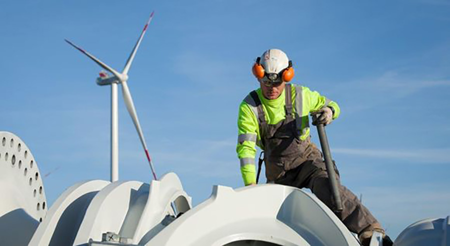erneuerbare-energie-arbeitsplatz-windkraft