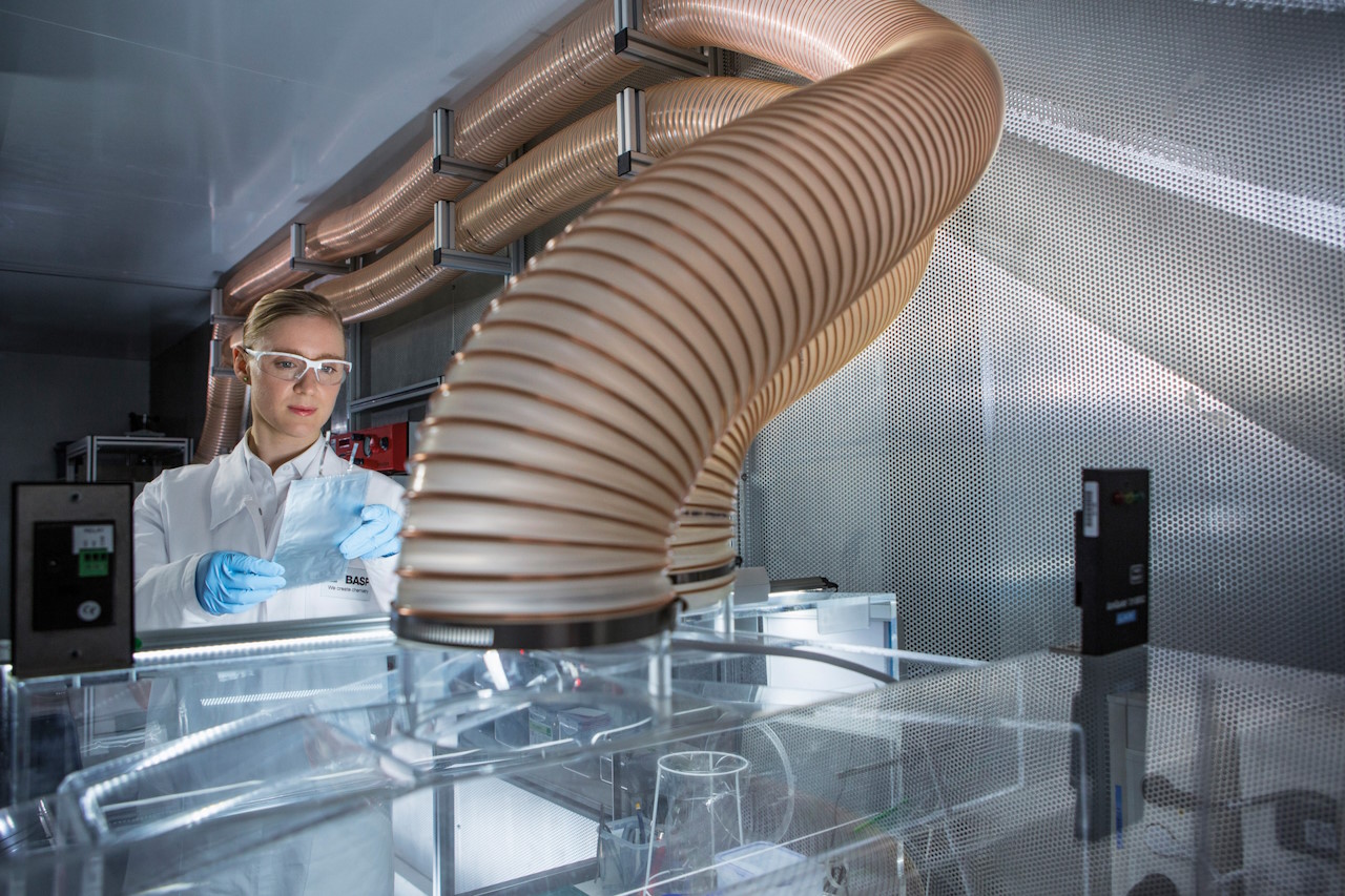 Die Chemieindustrie investiert in innovative Zukunftstechnologie: So forscht BASF weltweit an innovativen Kathodenmaterialien, die die Elektromobilität weiter voranbringen. Quelle: BASF SE