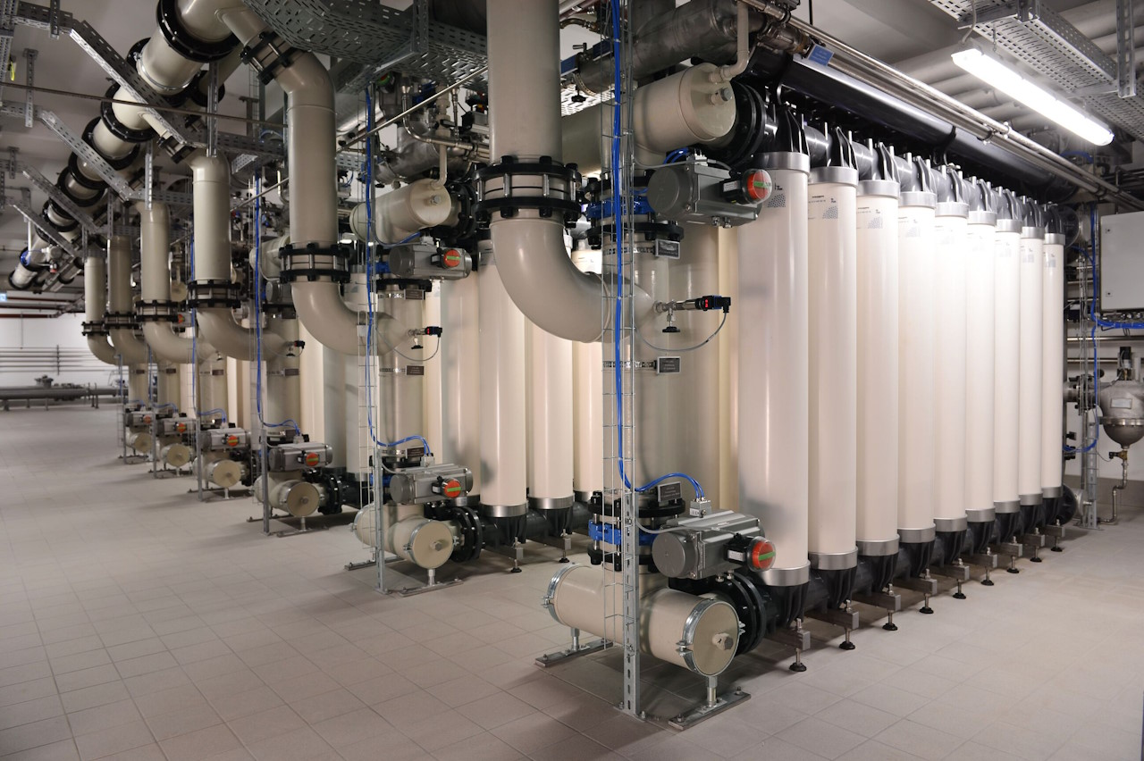 Pneumatisch betätigte Absperrklappen GEMÜ 481 in der Ultrafiltration für Trinkwasser. Auch im Wasser- und Abwasserbereich wächst die Bedeutung von Digitalisierung und Künstlicher Intelligenz spürbar. Foto: GEMÜ