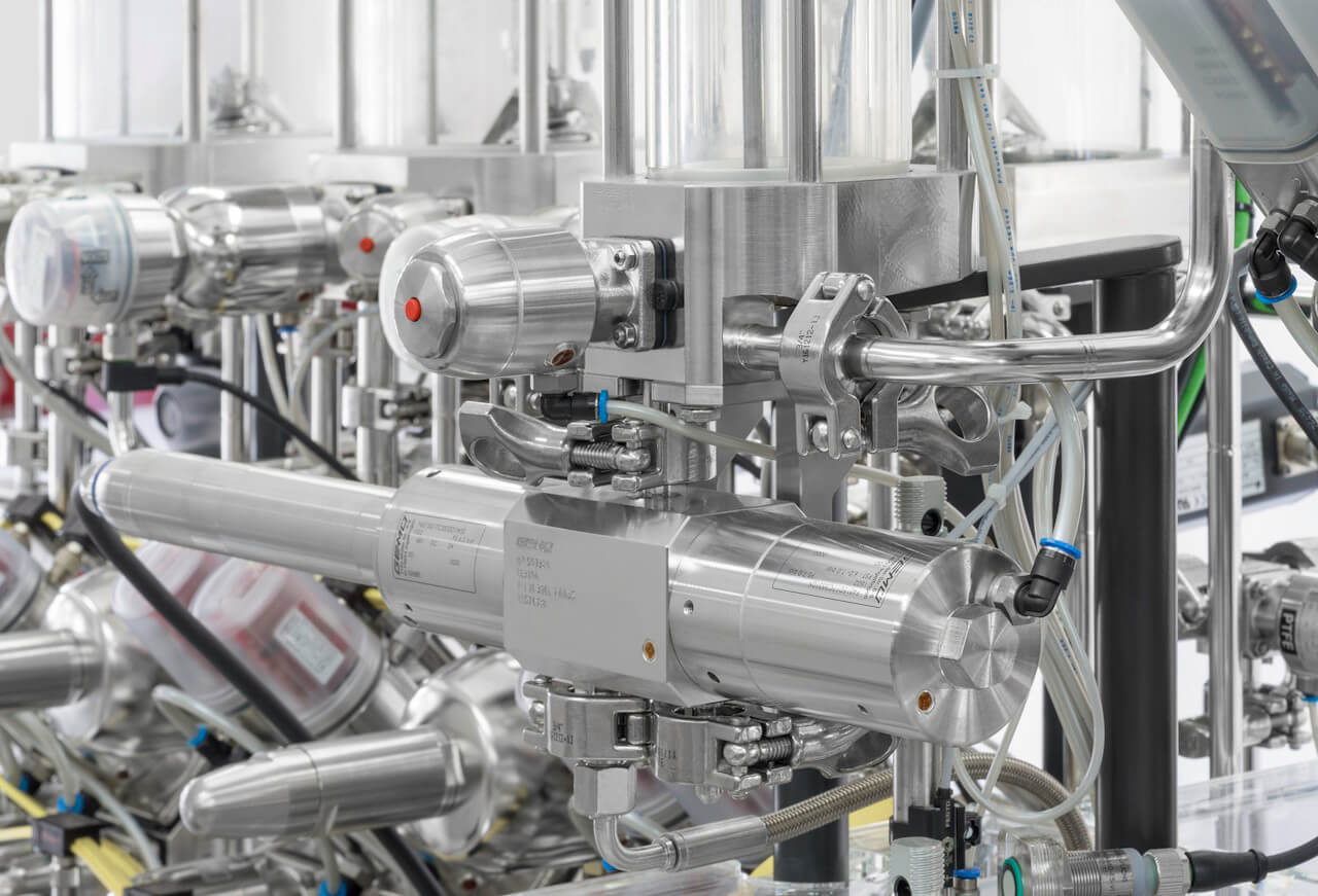 Die besonderen Herausforderungen liegen bei der Lebensmittelindustrie insbesondere in der Hygiene, oft Aseptik. Auch hier ermöglicht die Digitalisierung eine Verbesserung des Ergebnisses.Foto: GEMÜ