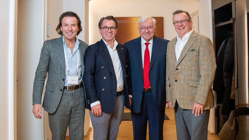 Physik Instrumente (PI) hat eine Vereinbarung zur Übernahme durch Hoerbiger unterzeichnet – v.li. Dr. Thorsten Kahlert, CEO Hoerbiger, Markus Spanner, CEO PI, Dr. Karl Spanner, Gründer PI und Dr. Martin Komischke, Präsident des Verwaltungsrates Hoerbiger. Foto: HOERBIGER Physik Instrumente (PI) hat eine Vereinbarung zur Übernahme durch Hoerbiger unterzeichnet – v.li. Dr. Thorsten Kahlert, CEO Hoerbiger, Markus Spanner, CEO PI, Dr. Karl Spanner, Gründer PI und Dr. Martin Komischke, Präsident des Verwaltungsrates Hoerbiger. Foto: HOERBIGER